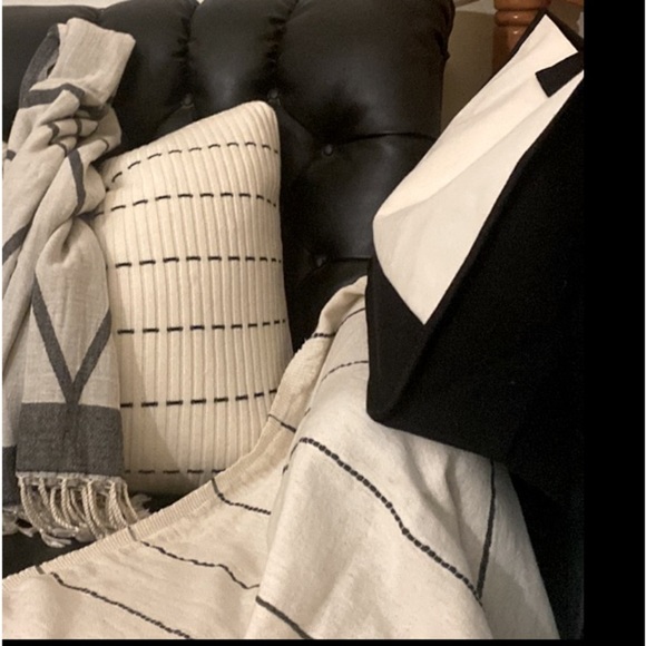 Comfort Set Pillow, Throw & Wrap Natural Black Woven Cashmere Blend Fabulous Set - Picture 3 of 15